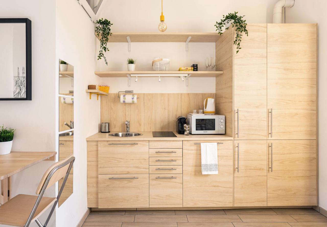 A Yellow Touch - Modern Studio In Isola Milano Екстериор снимка