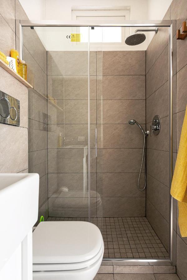 A Yellow Touch - Modern Studio In Isola Milano Екстериор снимка