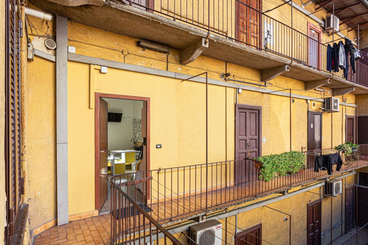 A Yellow Touch - Modern Studio In Isola Milano Екстериор снимка