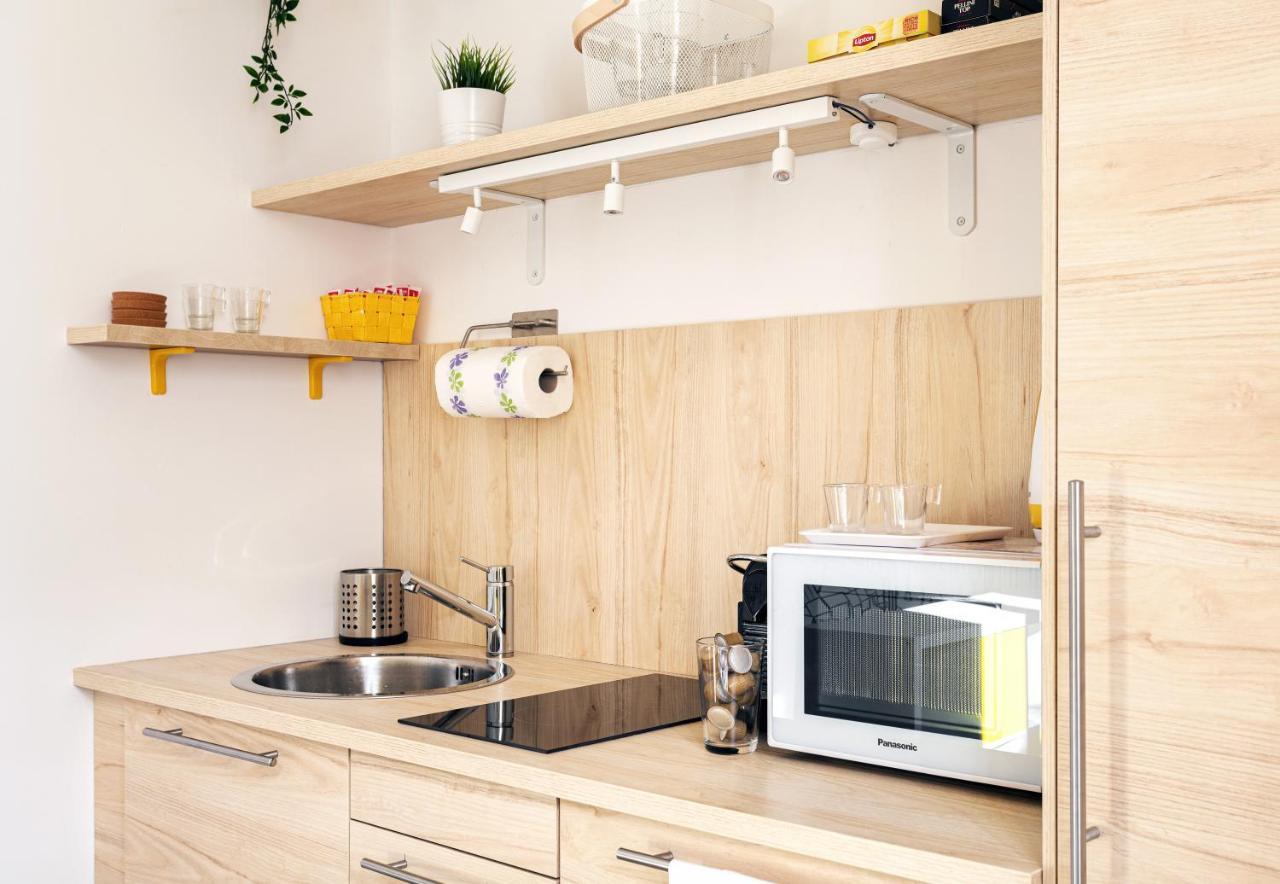 A Yellow Touch - Modern Studio In Isola Milano Екстериор снимка