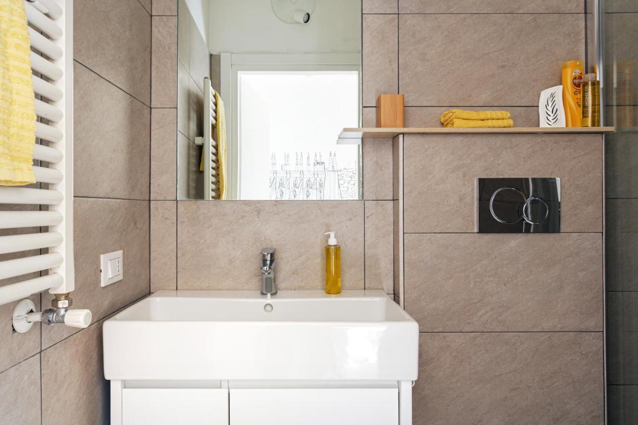 A Yellow Touch - Modern Studio In Isola Milano Екстериор снимка
