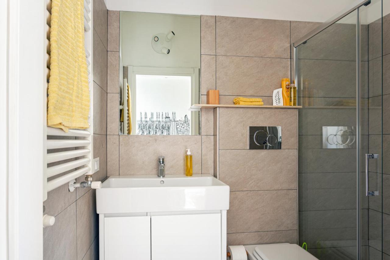 A Yellow Touch - Modern Studio In Isola Milano Екстериор снимка